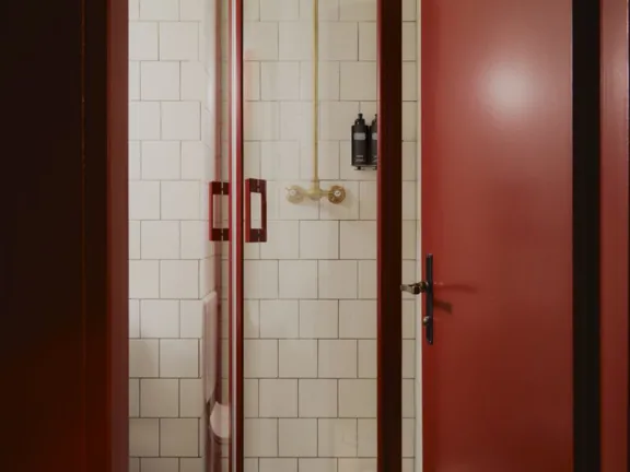 Shower in the bathroom of The Cosy Room in The Dean Berlin