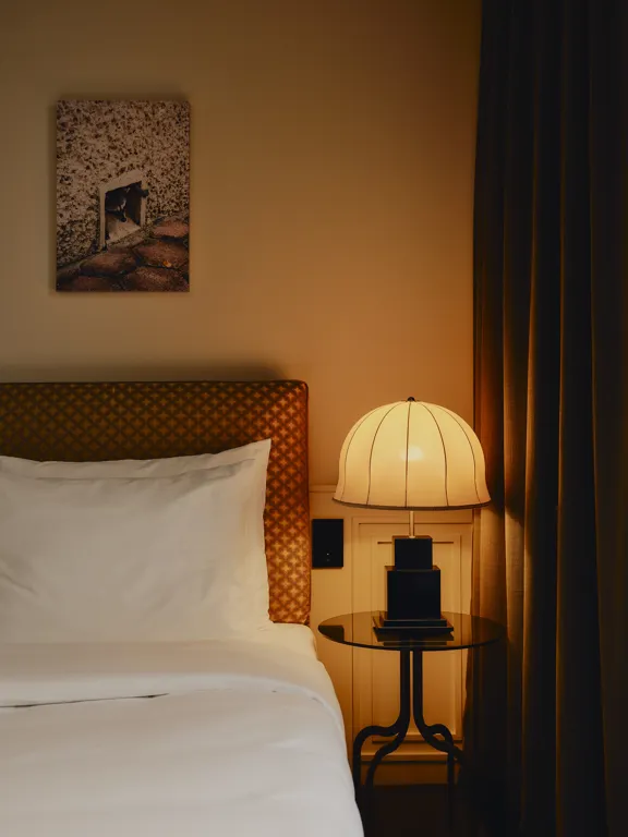 Double Room at The Dean Munich in the evening with lamp on